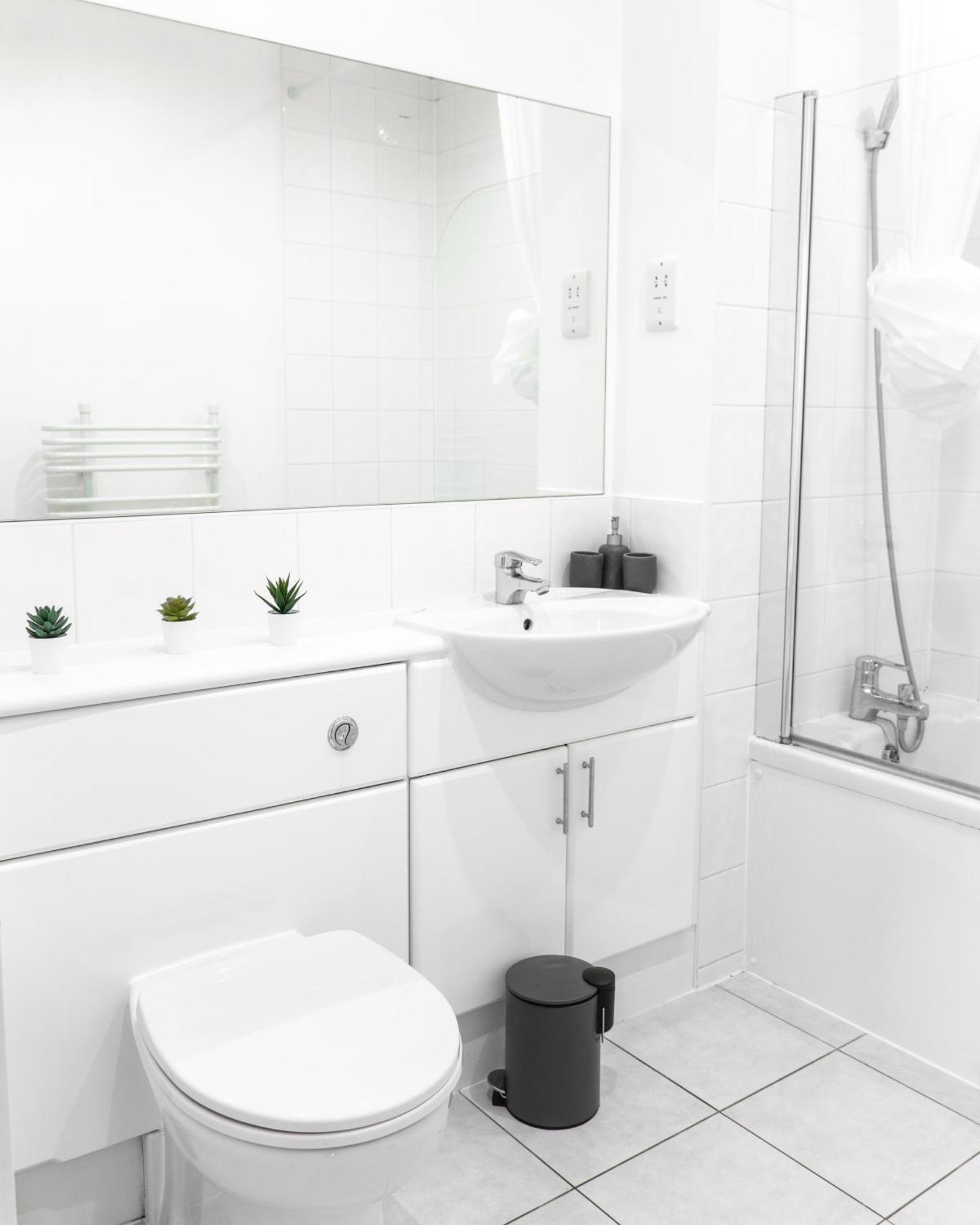 The Regency Suite - Modern 2-Bed 1-Bath Apartment Chertsey Exterior photo