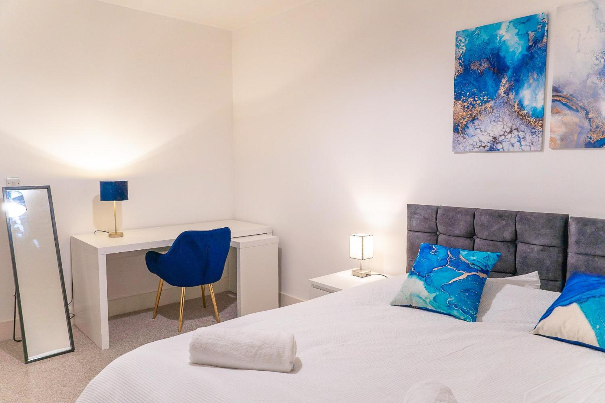 The Regency Suite - Modern 2-Bed 1-Bath Apartment Chertsey Exterior photo