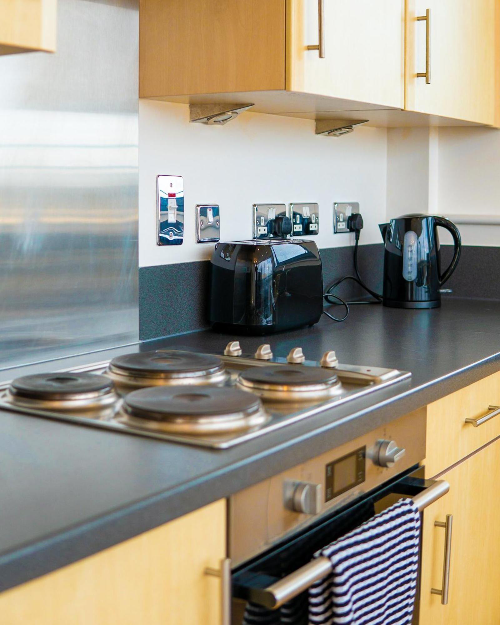 The Regency Suite - Modern 2-Bed 1-Bath Apartment Chertsey Exterior photo